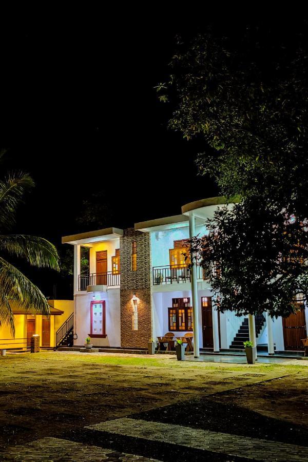 Jay'S Avenue Hotel อุดาวาลาเว ภายนอก รูปภาพ